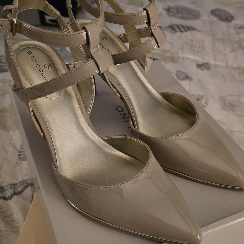 NEVER WORN Bandolino Women's Beige Patent Heels